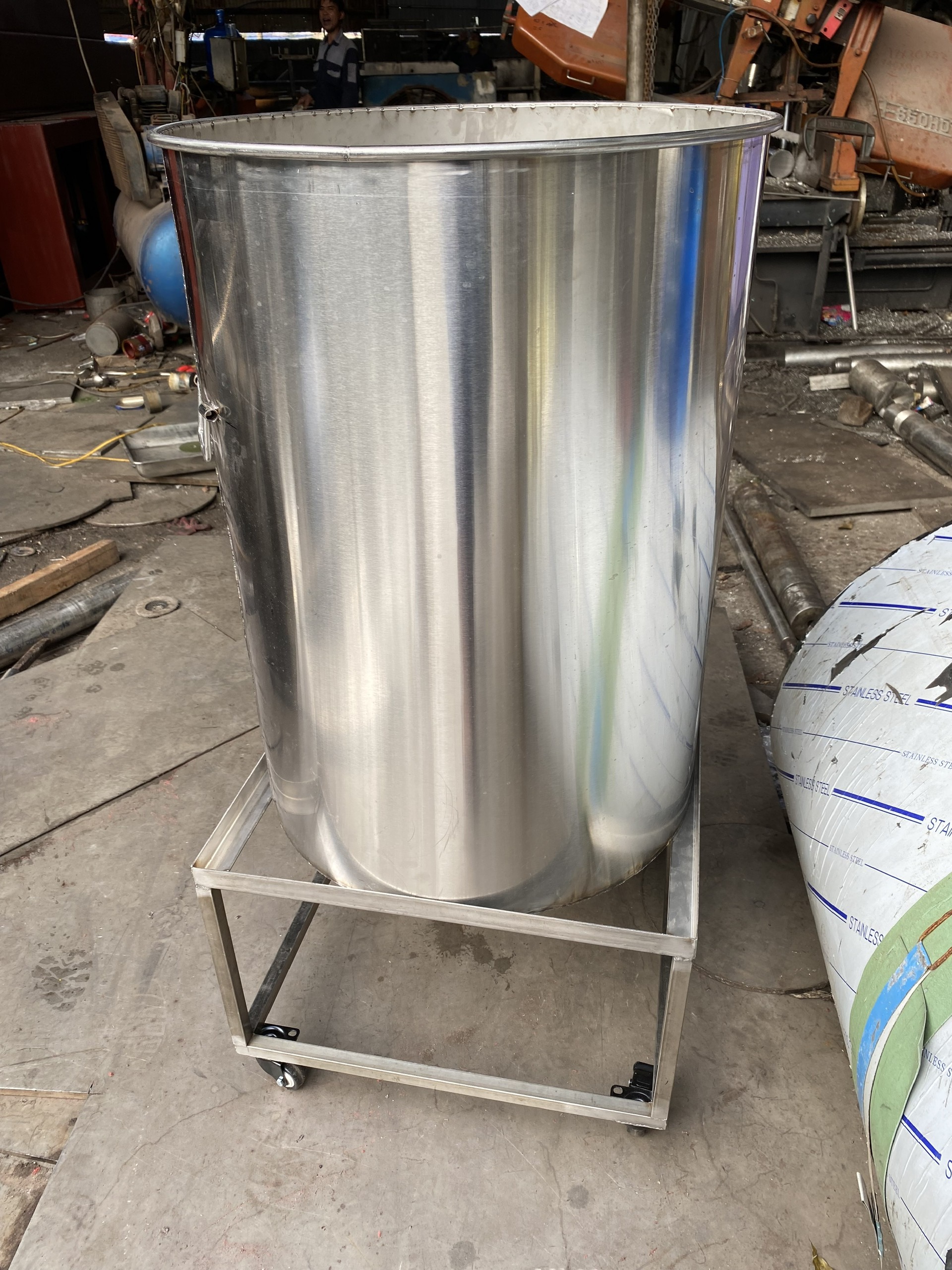 BỒN INOX TRÒN CÓ CHÂN BÁNH XE – GIA CÔNG THEO YÊU CẦU